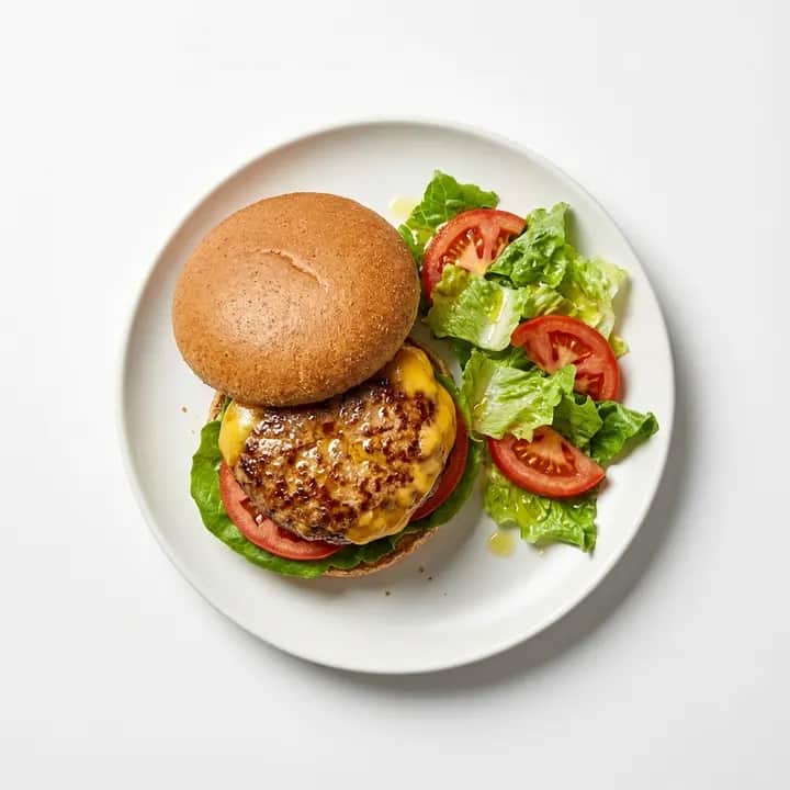 Hamburguesa casera con ensalada