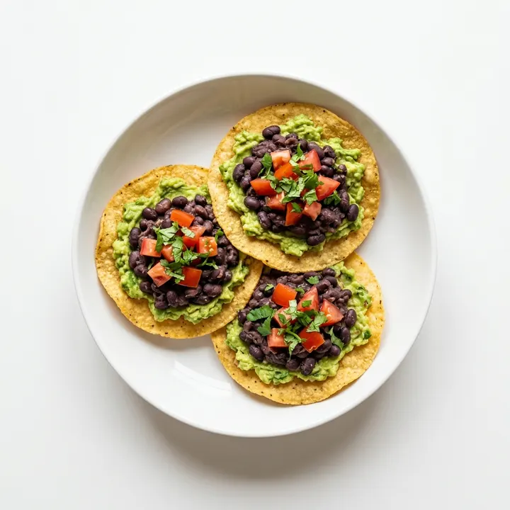 Tostadas de alubias negras y aguacate